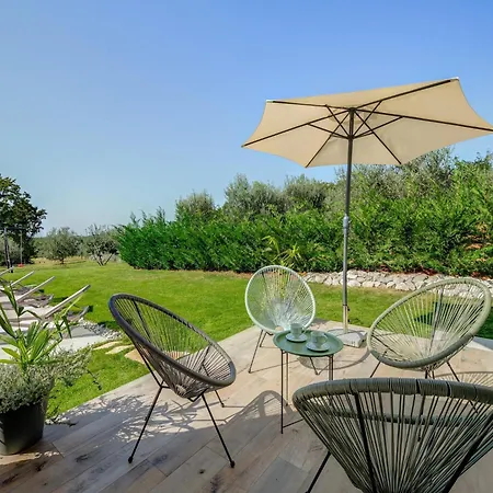 In Srebrni I With Pool Near Marea Vila Stuti