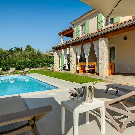 In Srebrni I With Pool Near Marea Villa