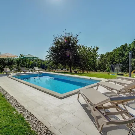 In Srebrni I With Pool Near Marea Stuti