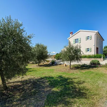 In Srebrni I With Pool Near Marea Vila *