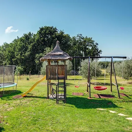 Villa In Srebrni I With Pool Near Marea *