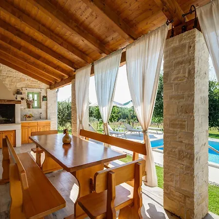 In Srebrni I With Pool Near Marea Villa *
