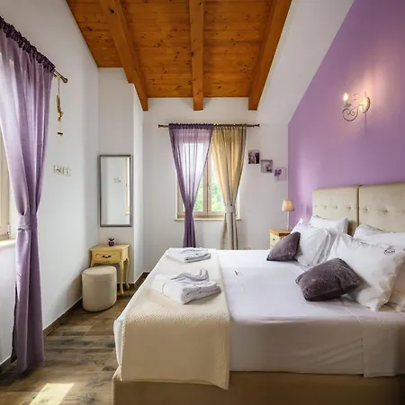 Villa In Srebrni I With Pool Near Marea *