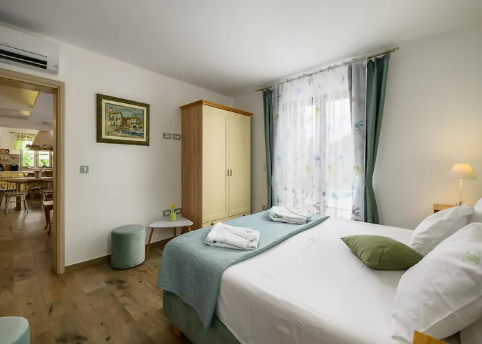 In Srebrni I With Pool Near Marea