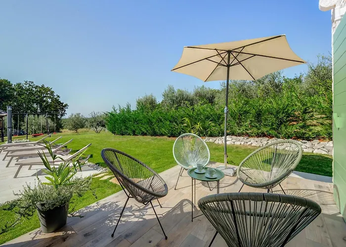 In Srebrni I With Pool Near Marea Vila Stuti