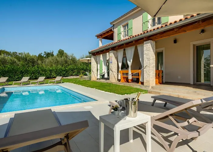 In Srebrni I With Pool Near Marea Vila