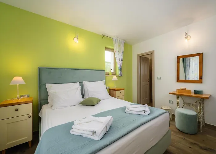 In Srebrni I With Pool Near Marea Vila