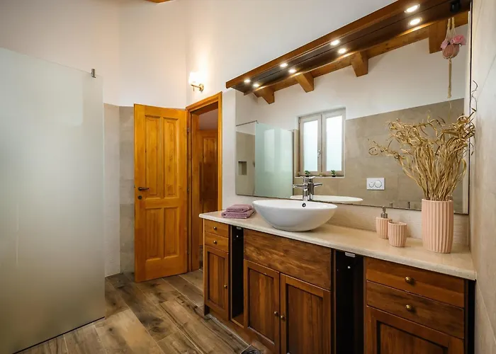 In Srebrni I With Pool Near Marea Vila