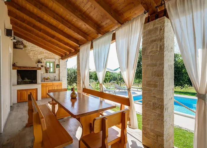 In Srebrni I With Pool Near Marea Vila *