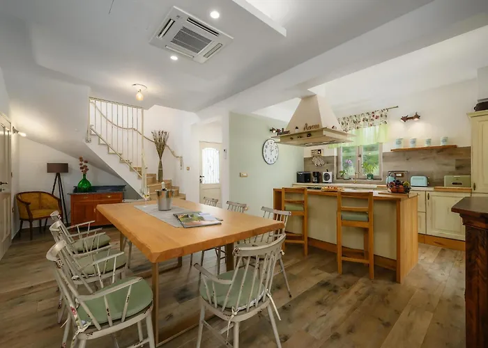 In Srebrni I With Pool Near Marea Vila Stuti