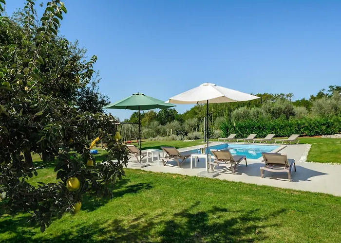 In Srebrni I With Pool Near Marea Stuti