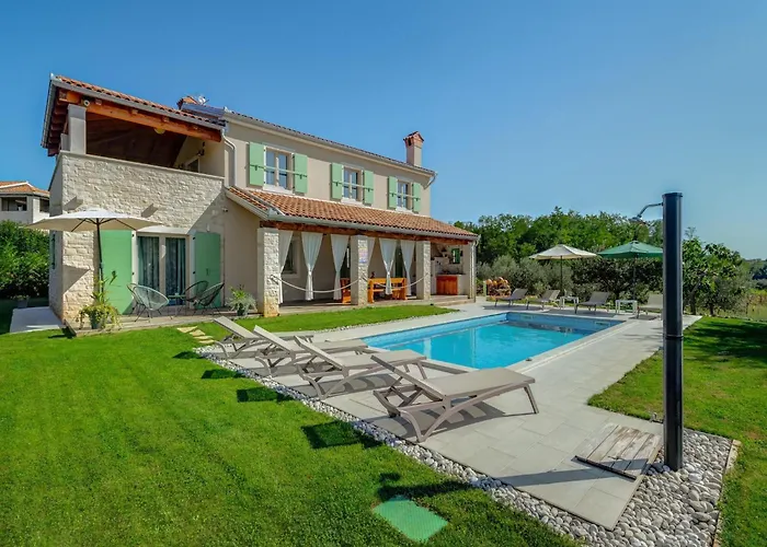 In Srebrni I With Pool Near Marea Vila Stuti