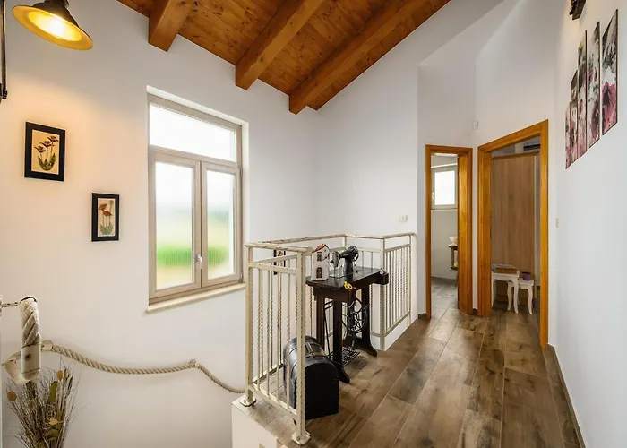 In Srebrni I With Pool Near Marea Vila *